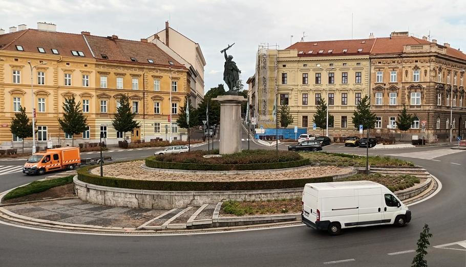 Pomník rudoarmějce ve Znojmě.  „Nemá tam co dělat, je to patník sovětské moci, není to žádný válečný památník,“ vysvětluje Jiří Ludvík.
