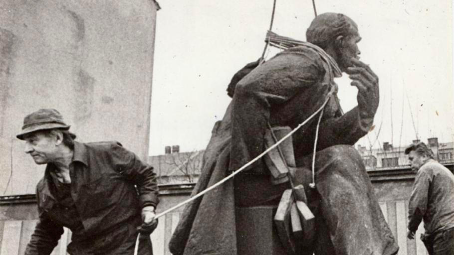 Demontáž sochy před divadlem Pardubice, 1990 (ilustrační foto).