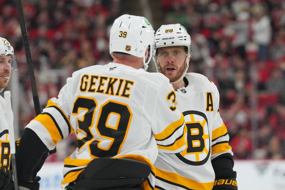 Morgan Geekie se po příchodu do Bostonu postupně proměnil v obávaného střelce. Do značné míry za to vděčí Pastrňákovým nahrávkám. NHL: Boston Bruins at Carolina Hurricanes