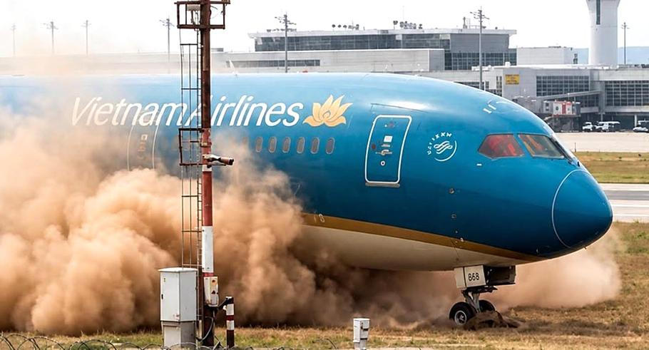 Boeing 787-9 přejel v sobotu na mnichovském letišti celou ranvej.