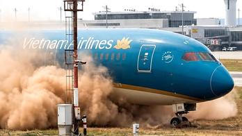 Boeing 787-9 přejel v sobotu na mnichovském letišti celou ranvej.