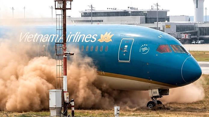 Boeing 787-9 přejel v sobotu na mnichovském letišti celou ranvej.