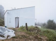 Projekt nazvaný Stone and Water, tedy Kámen a voda, dokončili v roce 2025 architekti Manuel Silva Zurita ze studia Zurita Studio a Simone Lorenzon a Valeria Polato z Kalibra Arquitectura.
