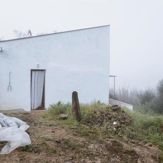 Projekt nazvaný Stone and Water, tedy Kámen a voda, dokončili v roce 2025 architekti Manuel Silva Zurita ze studia Zurita Studio a Simone Lorenzon a Valeria Polato z Kalibra Arquitectura.
