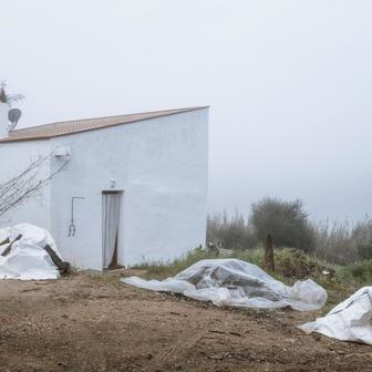 Nejde ale o klasickou rekonstrukci historické stavby. Architekti se rozhodli zachovat především to, co už na místě bylo, a nové části přidat jen v nezbytném rozsahu.