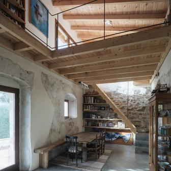 Název Stone and Water odkazuje na dvě věci, které celý projekt určují: původní kamennou stavbu a řeku, která se rozprostírá pod kopcem.
