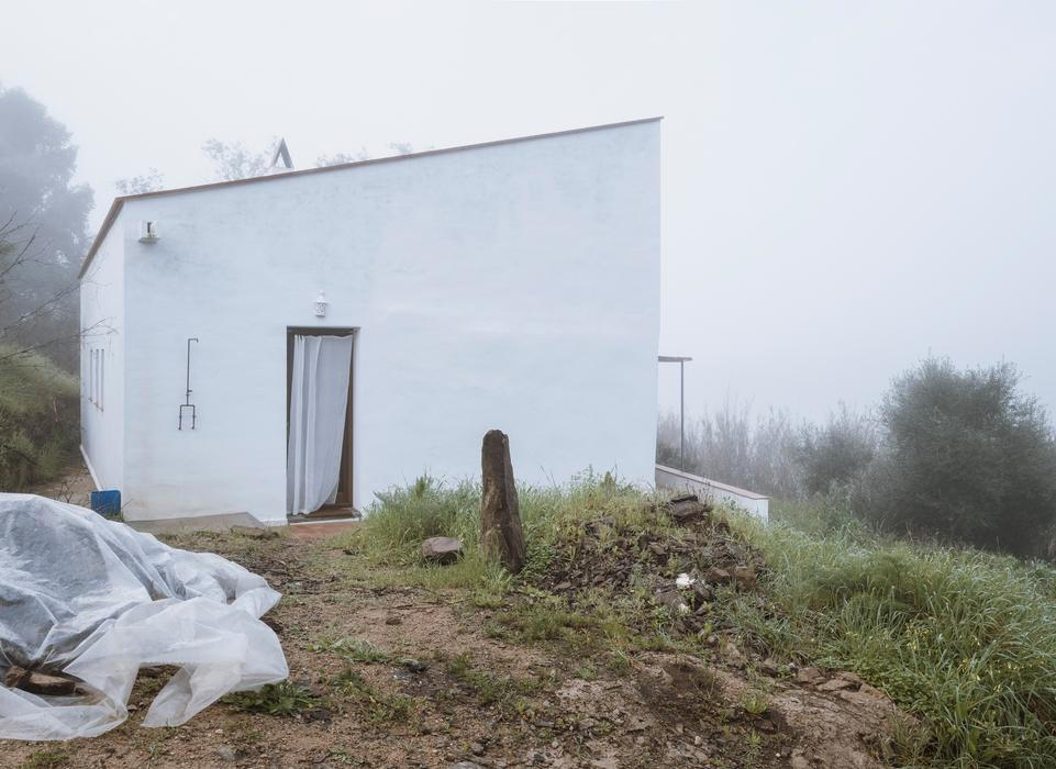 Projekt nazvaný Stone and Water, tedy Kámen a voda, dokončili v roce 2025 architekti Manuel Silva Zurita ze studia Zurita Studio a Simone Lorenzon a Valeria Polato z Kalibra Arquitectura.