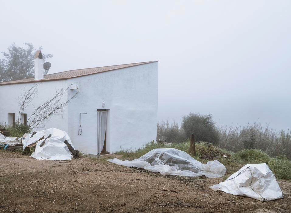 Nejde ale o klasickou rekonstrukci historické stavby. Architekti se rozhodli zachovat především to, co už na místě bylo, a nové části přidat jen v nezbytném rozsahu.