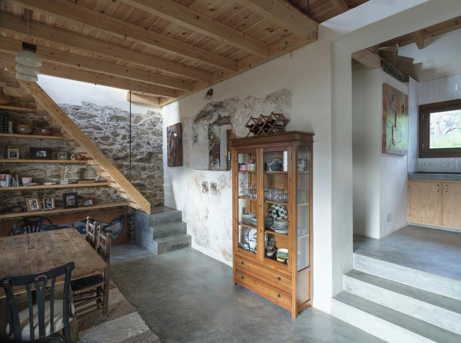 V horkém jihu Španělska by bylo snadné spolehnout se na klimatizaci. Architekti ale zvolili opačný přístup. Dům funguje bez ní.