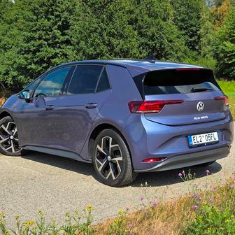Jenže ID.3 trápila spousta porodních bolestí, řadu z nich se povedlo odstranit. Ten zbytek se rozhodl definitivně vylepšit velký facelift nazvaný ID.3 Neo.