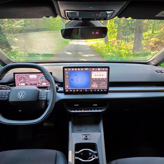 Poznat, že jde o skutečně nové auto, je hlavně v interiéru. Tam nezůstal kámen na kameni, vrátila se fyzická tlačítka, před řidičem jsou velké budíky, volant už nemá dotykové plochy…