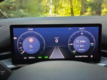 Takto vypadá klasické zobrazení budíků, které mají nově 10,25 palce. Grafika je jemná a na pohled příjemná.