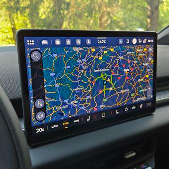 Ta vychází z dat Google, nejsou to ale třeba jako v renaultech čistě Google Mapy. Navigace umí dynamicky propočítat úroveň nabití baterky při dojezdu a případně nabídnout nabíjecí zastávky.