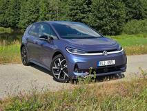 Do testu dorazila prostřední výbava Life s prostřední baterií o kapacitě 58 kWh s dojezdem 490 km. Cena začíná na 919 tisících korunách, auto na fotkách kvůli příplatkům stojí milion.