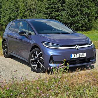 Do testu dorazila prostřední výbava Life s prostřední baterií o kapacitě 58 kWh s dojezdem 490 km. Cena začíná na 919 tisících korunách, auto na fotkách kvůli příplatkům stojí milion.