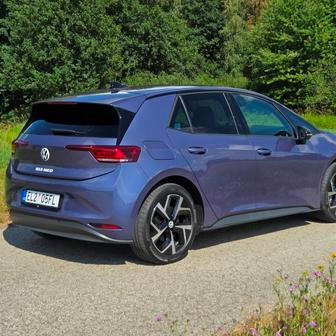 Elektromotor pohánějící zadní kola má 140 kW, což uděluje hatchbacku velmi slušnou dynamiku.
