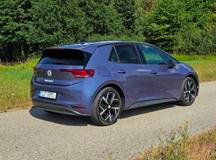 Elektromotor pohánějící zadní kola má 140 kW, což uděluje hatchbacku velmi slušnou dynamiku.