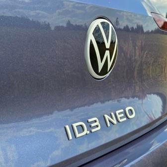 Že jde o omlazenou verzi Neo dává nápis na pátých dveřích jasně najevo. Logo zároveň stále otevírá víko kufru.