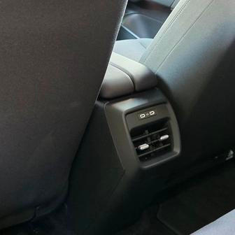 Pro pasažéry vzadu nechybí výdechy ventilace a také USB-C nabíjecí porty.