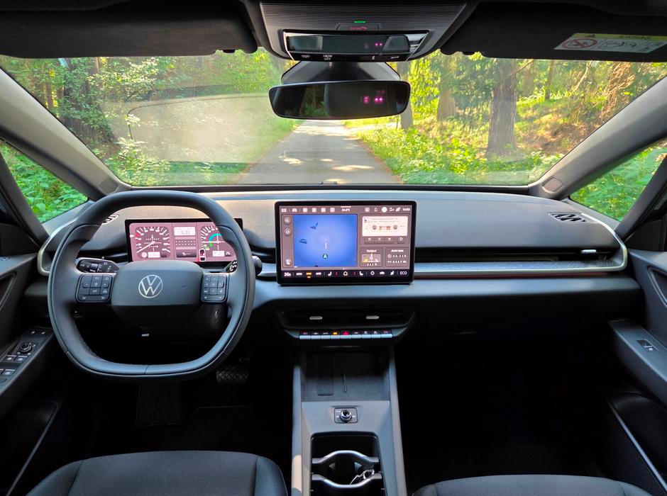 Poznat, že jde o skutečně nové auto, je hlavně v interiéru. Tam nezůstal kámen na kameni, vrátila se fyzická tlačítka, před řidičem jsou velké budíky, volant už nemá dotykové plochy…