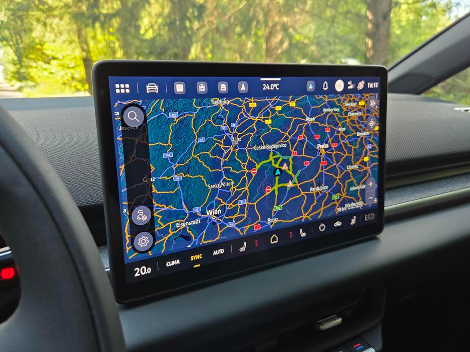 Ta vychází z dat Google, nejsou to ale třeba jako v renaultech čistě Google Mapy. Navigace umí dynamicky propočítat úroveň nabití baterky při dojezdu a případně nabídnout nabíjecí zastávky.
