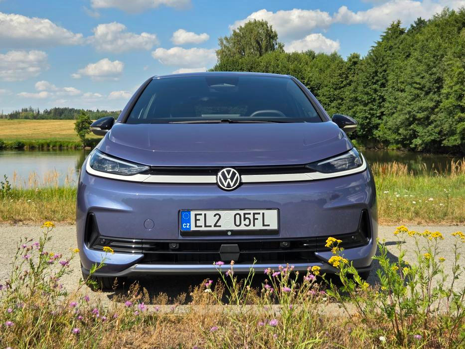 V Česku se ID.3 Neo nabízí ve třech výbavách a se třemi velikostmi baterie: 50, 58 nebo 79 kWh. Základní cena vozu je 749 tisíc korun, o 50 tisíc méně než u předchůdce.