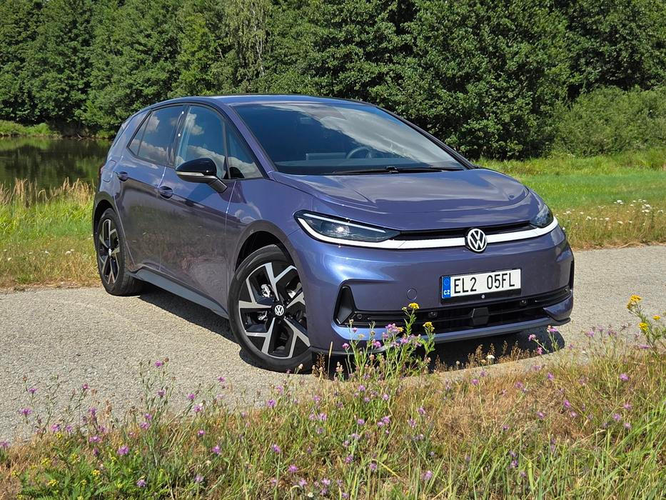 Do testu dorazila prostřední výbava Life s prostřední baterií o kapacitě 58 kWh s dojezdem 490 km. Cena začíná na 919 tisících korunách, auto na fotkách kvůli příplatkům stojí milion.