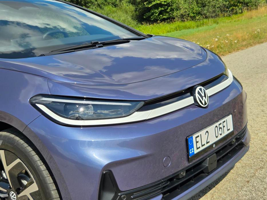 Přední část prodělala designově asi nejvíce změn, ačkoliv pořád to jsou úpravy spíše evoluční. I když se jedná o novou lištu.