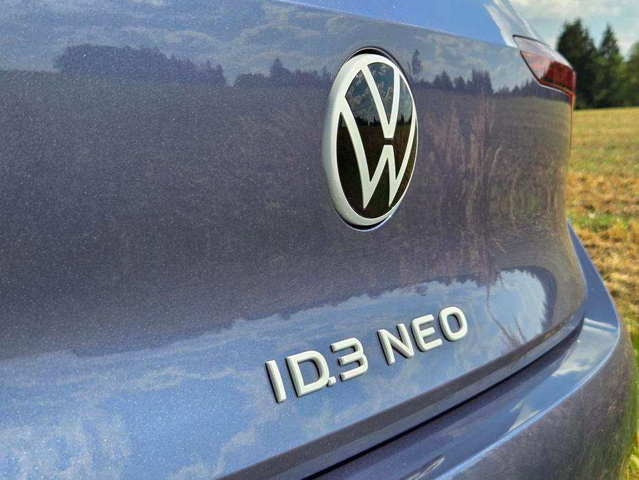 Že jde o omlazenou verzi Neo dává nápis na pátých dveřích jasně najevo. Logo zároveň stále otevírá víko kufru.