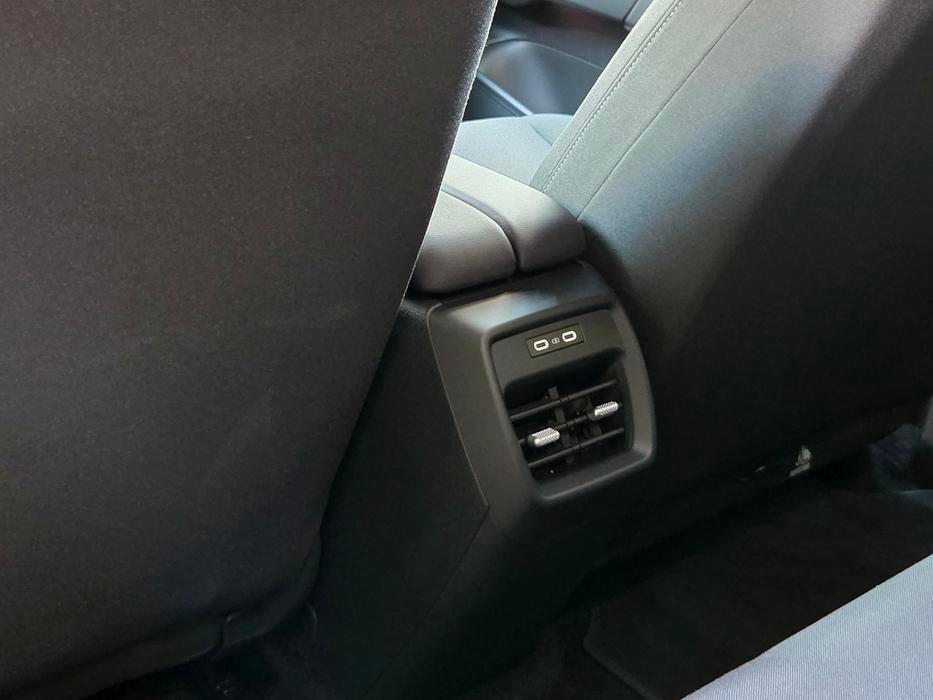 Pro pasažéry vzadu nechybí výdechy ventilace a také USB-C nabíjecí porty.