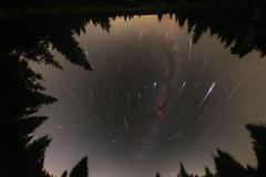 Jakub Kuřák na své fotografii s názvem Perseidy z Persea časosběrně zachytil meteorický roj perseidů v Jizerských horách. 