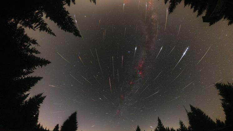 Jakub Kuřák na své fotografii s názvem Perseidy z Persea časosběrně zachytil meteorický roj perseidů v Jizerských horách. 