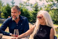 Bořek Slezáček jako úspěšný ortopéd Pavel a Lucie Trmíková v roli jeho ženy Anny ve filmu Narozeniny.