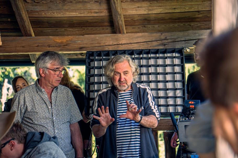 Režisér Jan Hřebejk v Beskydech během natáčení hořké komedie Narozeniny, jejíž premiéra je plánovaná na květem 2027.