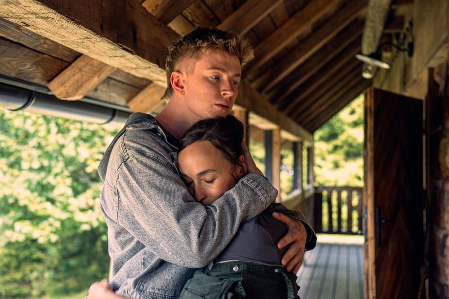 Adam Mišík jako Petr a Anna Trojanová jako jeho přítelkyně Míša ve filmu Narozeniny.