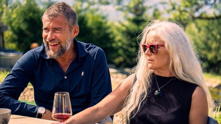 Bořek Slezáček jako úspěšný ortopéd Pavel a Lucie Trmíková v roli jeho ženy Anny ve filmu Narozeniny.