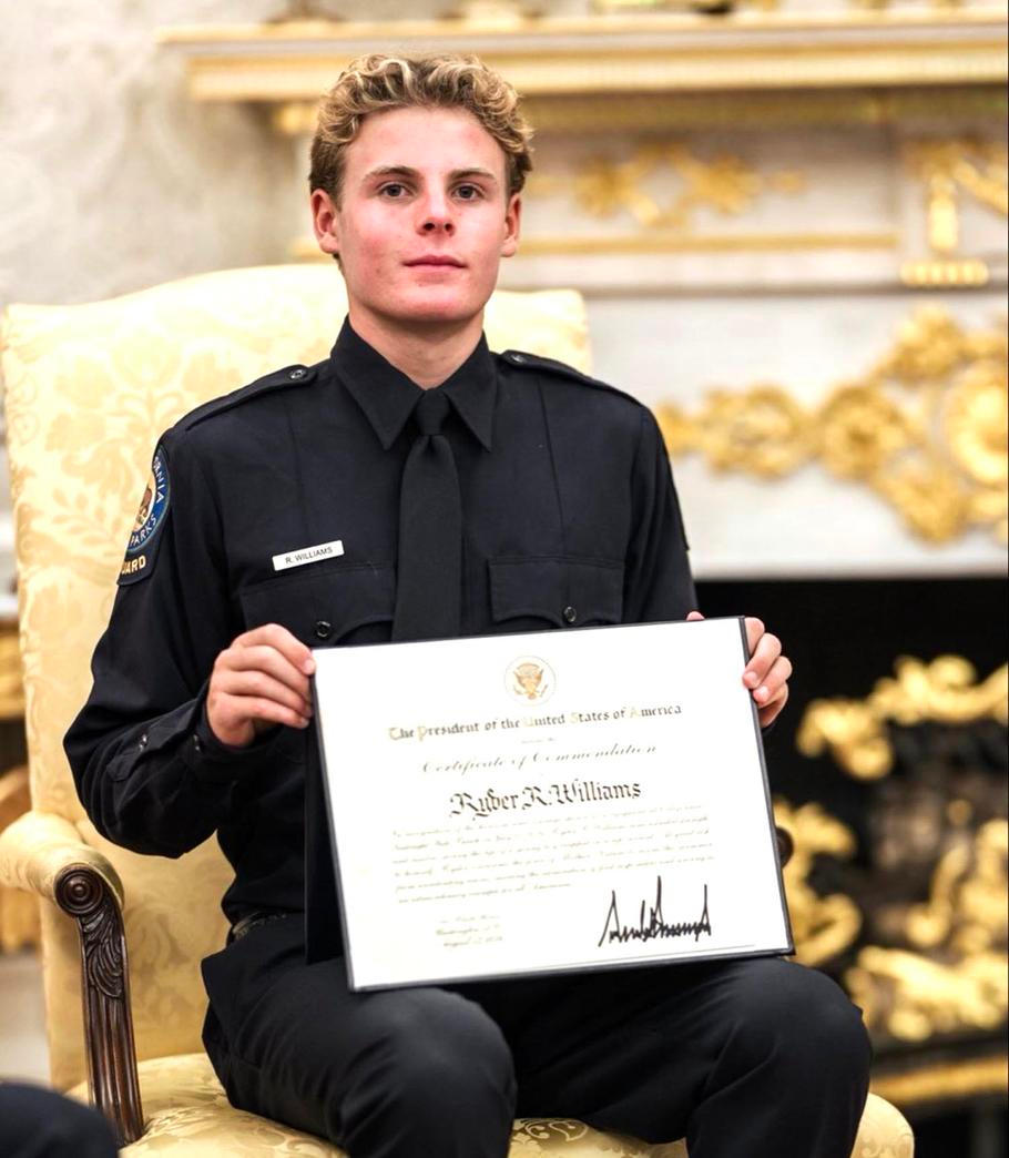 Oceněný plavčík Ryder Williams s plaketou.
