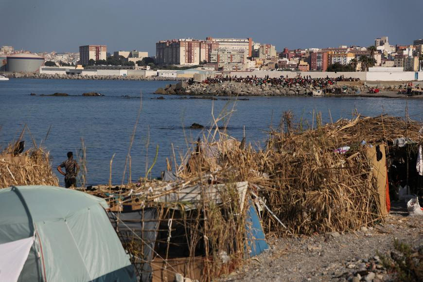 Ceuta staví stany jako dočasné ubytování pro zhruba 1500 migrantů