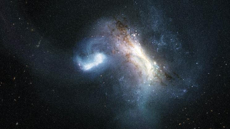 Přibližně před 12 miliardami let se trpasličí galaxie označovaná jako LKH srazila s tehdy ještě mladou Mléčnou dráhou a postupně s ní splynula. Umělecká ilustrace zachycuje představu této dávné kolize. Její stopy nyní Hubbleův vesmírný teleskop odhalil při studiu prastarých kulových hvězdokup.