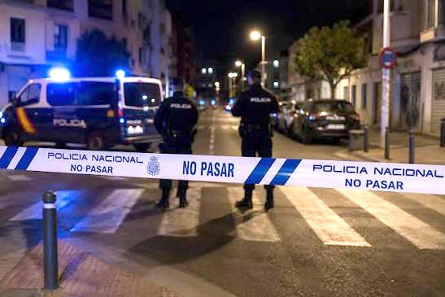 V neděli 16. srpna večer v Isla Cristině dva maskovaní muži na motorce přijeli ke skupině lidí a ze samopalu zahájili palbu.