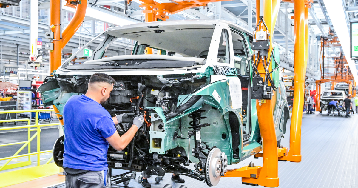 Chtěl ušetřit a vymstilo se mu to. Velká továrna Volkswagenu teď stojí nad propastí