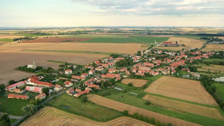 Letecký pohled na obec Chleby na Nymbursku, kde archeologové zkoumají svatyni. Nyní došli k závěru, že je dokonce o tisíc let starší než britský Stonehenge.