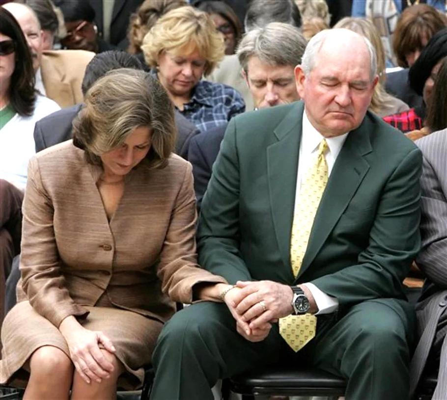 Atlanta, USA – Guvernér Georgie Sonny Perdue a jeho manželka Mary se na schodech Kapitolu modlí za déšť.