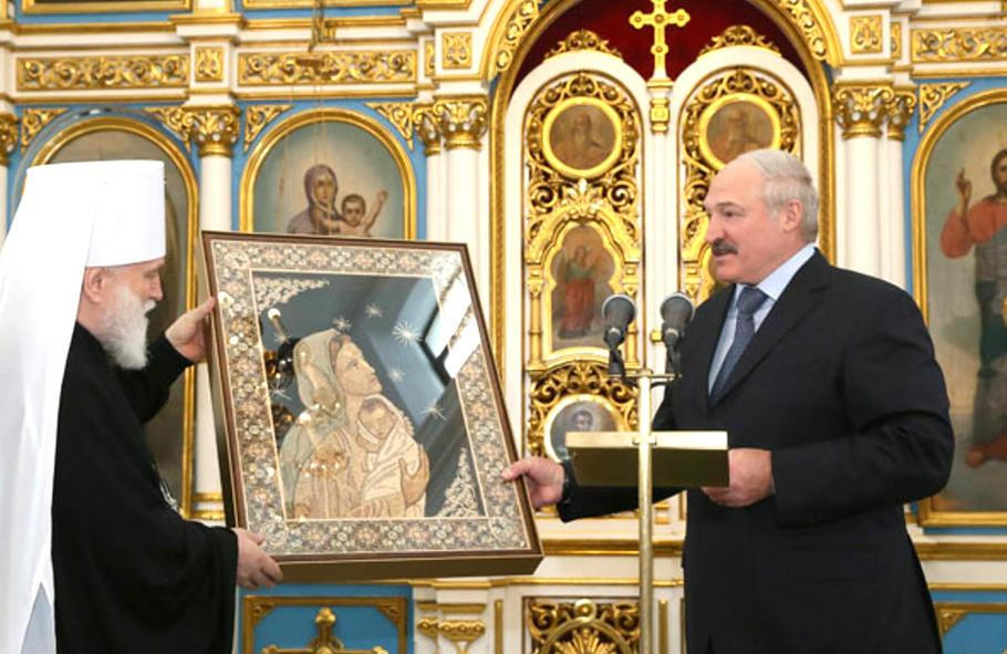 Běloruský prezident Alexandr Lukašenko se 7. ledna 2016 zúčastnil vánoční bohoslužby v katedrále Svatého Ducha.