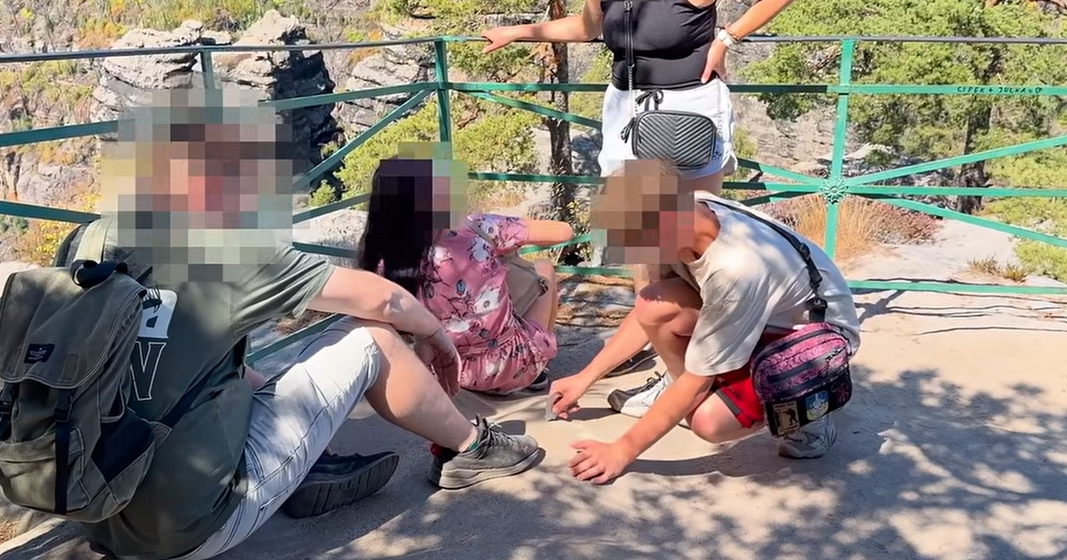 Malý návštěvník ryl do skály nad Pravčickou bránou. Za rytinu padla pokuta 10 tisíc