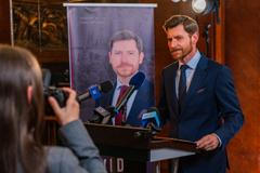 David Švehlík hraje seriózního mladého muže Davida, který se pokouší kandidovat na prezidenta.