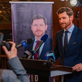David Švehlík hraje seriózního mladého muže Davida, který se pokouší kandidovat na prezidenta.