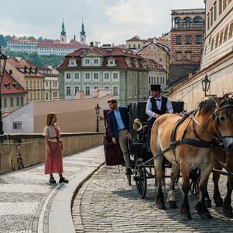Z romantické komedie Hubatá (2027).