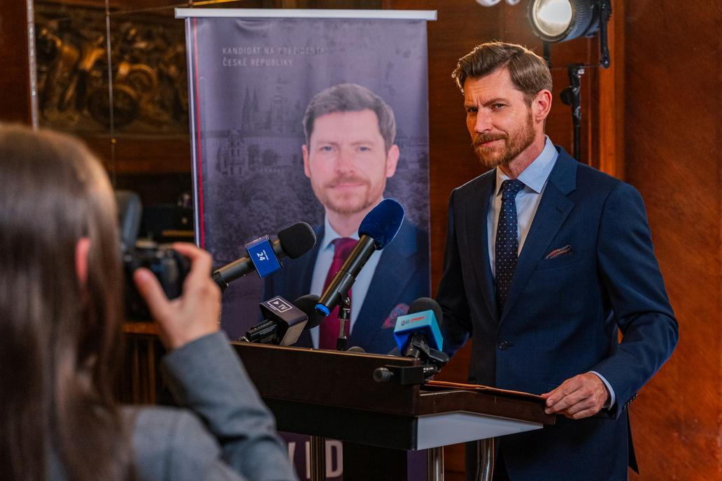 David Švehlík hraje seriózního mladého muže Davida, který se pokouší kandidovat na prezidenta.