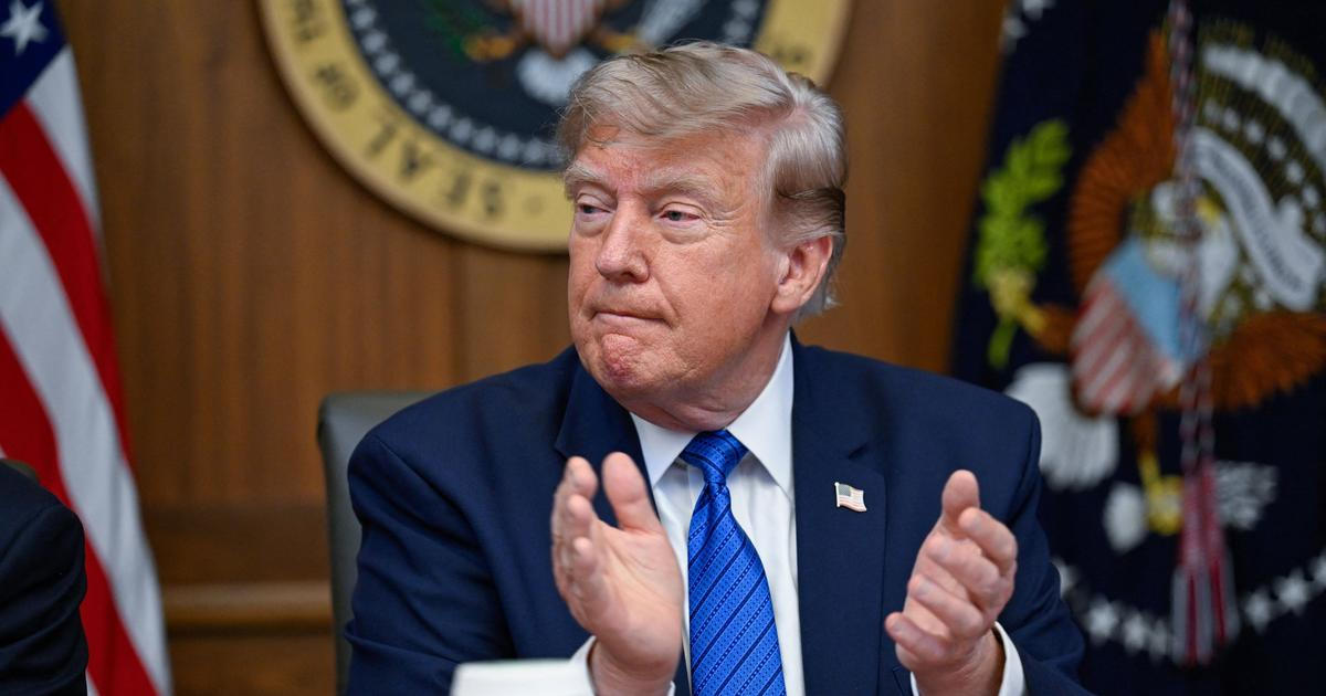 Trump ukázal mapu, na níž si přivlastnil Hormuz. Další zemi pohrozil bombardováním